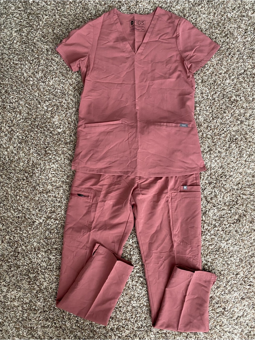 FIGS small mauve scrubs set Yola pants Casma top